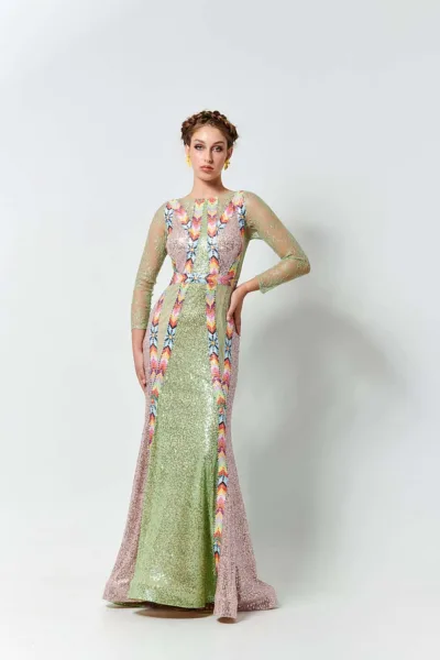 JULYTWO Azalea-kjole i farveblokeret pailletter-jacquard med håndlavet pailletkant, symmetrisk mønster, helforet.