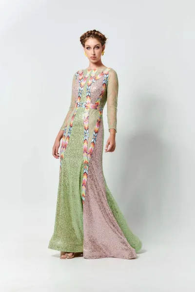JULYTWO Azalea-kjole i farveblokeret pailletter-jacquard med håndlavet pailletkant, symmetrisk mønster, helforet.