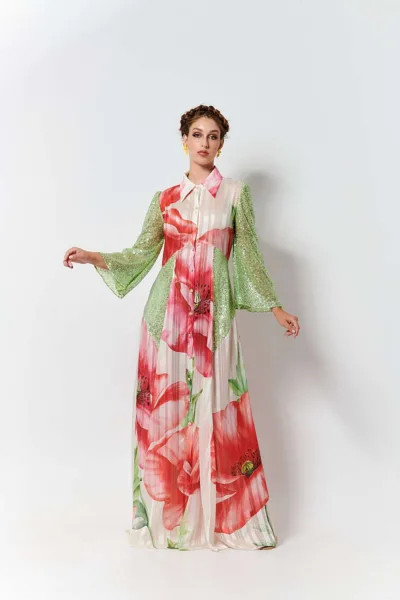 JULYTWO Heather Dress med et patchwork af chiffonprint med limepailletter, skræddersyet med flatterende sømme og statement-ærmer.