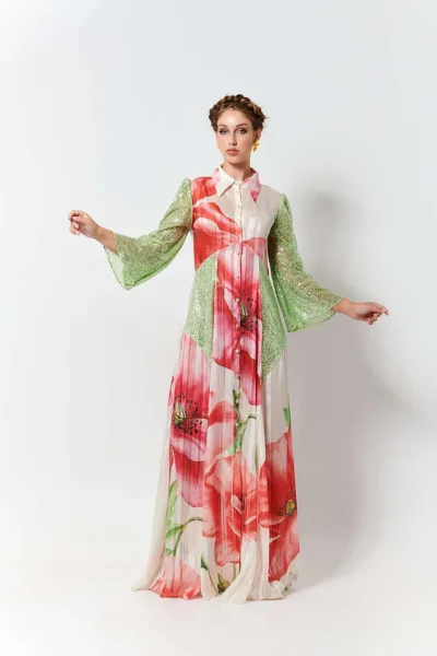 JULYTWO Heather Dress med et patchwork af chiffonprint med limepailletter, skræddersyet med flatterende sømme og statement-ærmer.