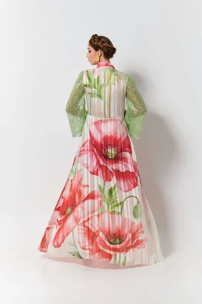 JULYTWO Heather Dress med et patchwork af chiffonprint med limepailletter, skræddersyet med flatterende sømme og statement-ærmer.