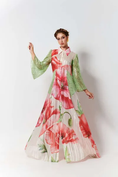 JULYTWO Heather Dress med et patchwork af chiffonprint med limepailletter, skræddersyet med flatterende sømme og statement-ærmer.